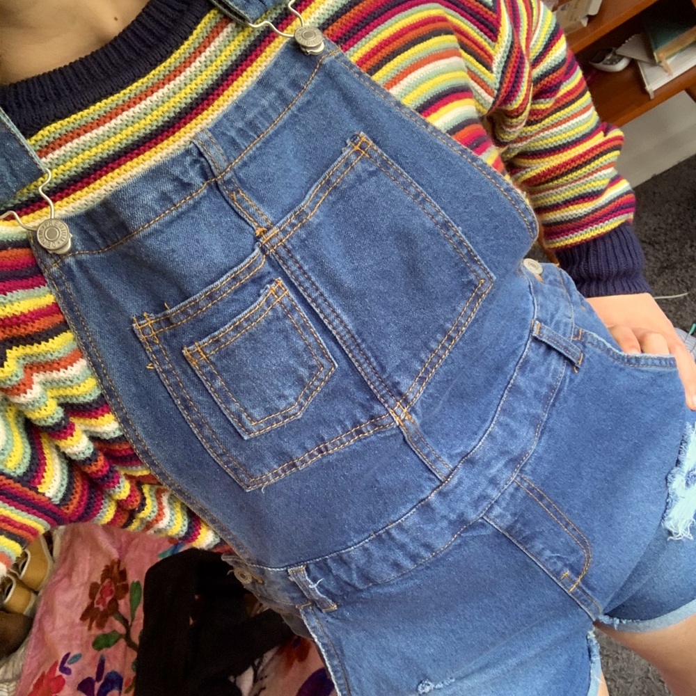 Super cute overall shorts!! 💙🌈